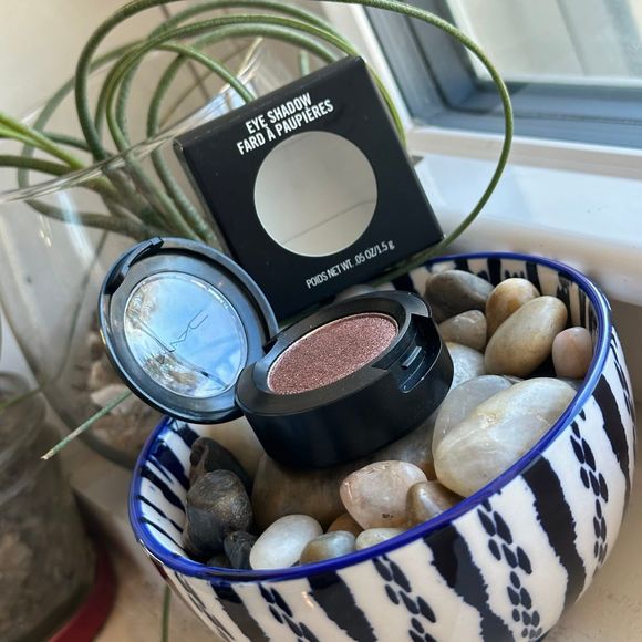 MAC Nude Model Frost Eyeshadow Single Plum Neutral Metallic Shimmer - Picture 8 of 12